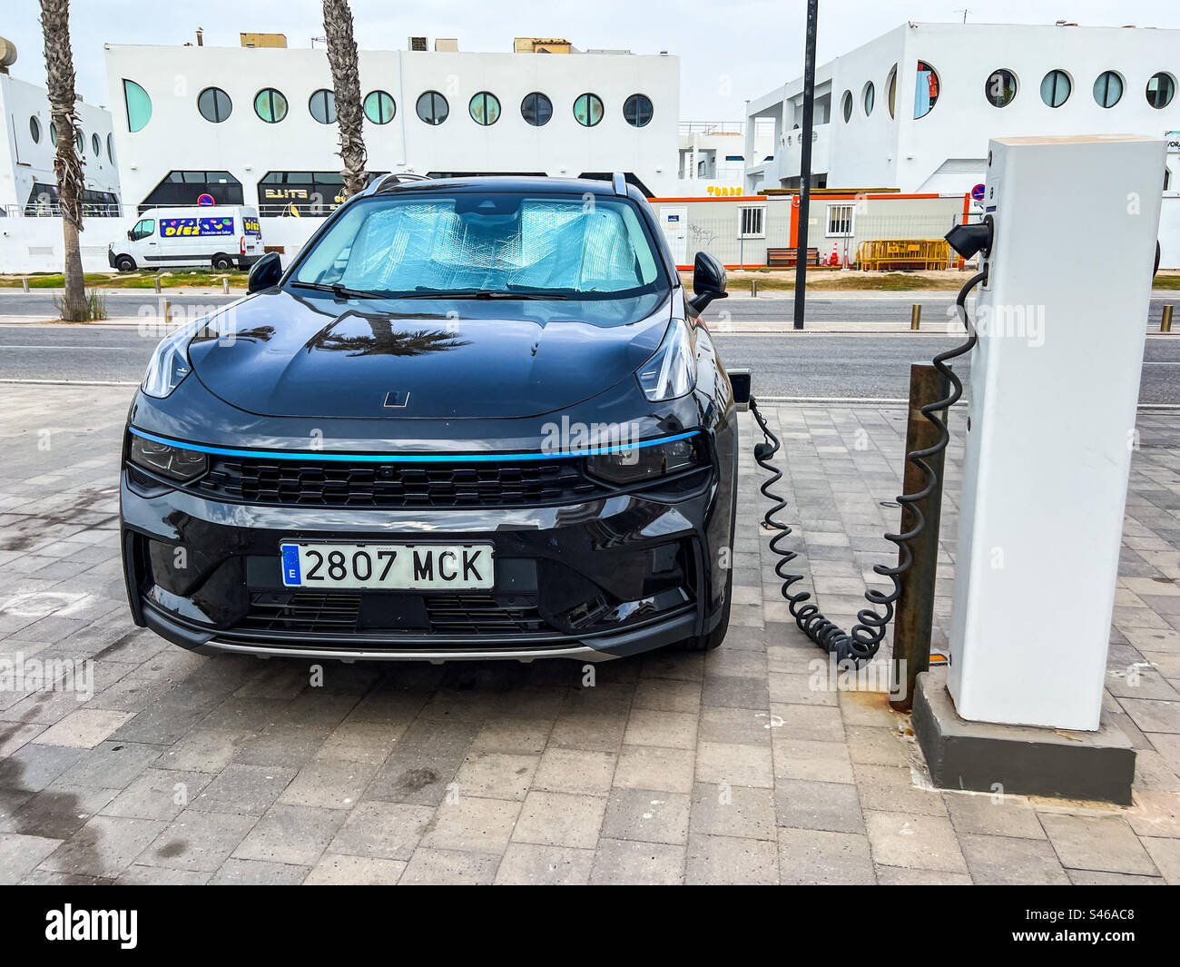 Ricarica di veicoli elettrici ad Alicante Spagna tramite Iberdrola - Immagine stock catturata con smartphone