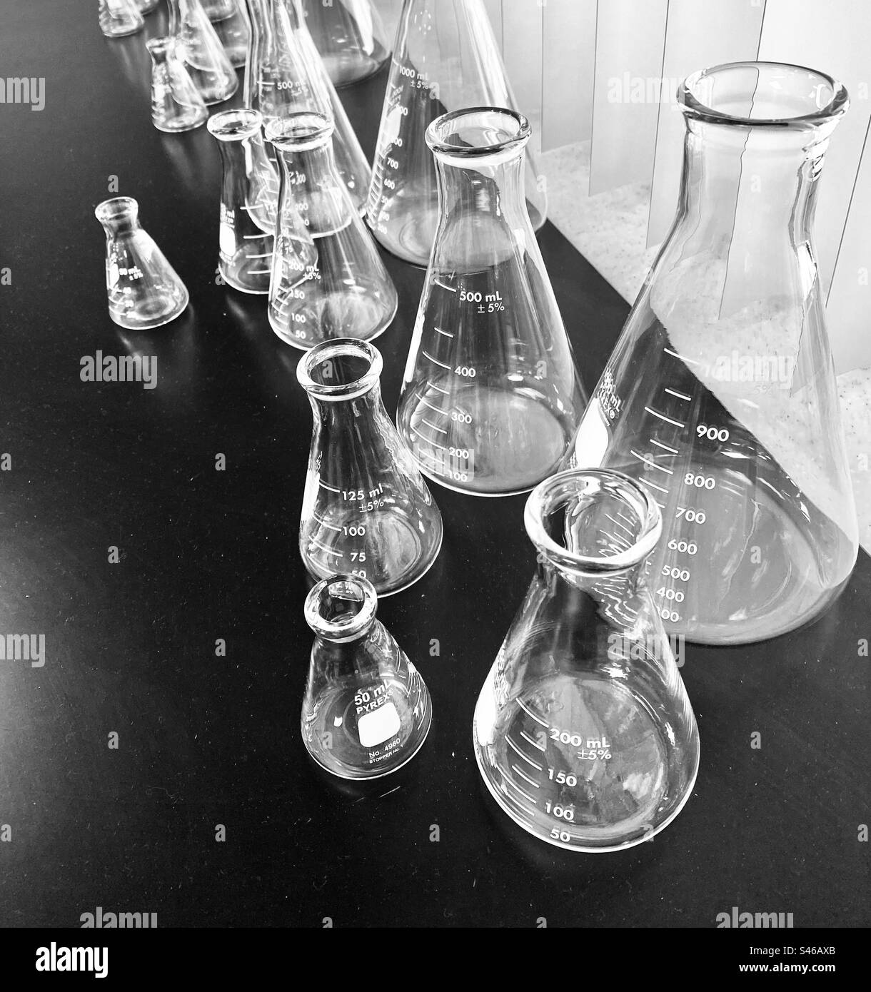 Becher scientifici in un'aula di scienze per la misurazione. Foto Stock