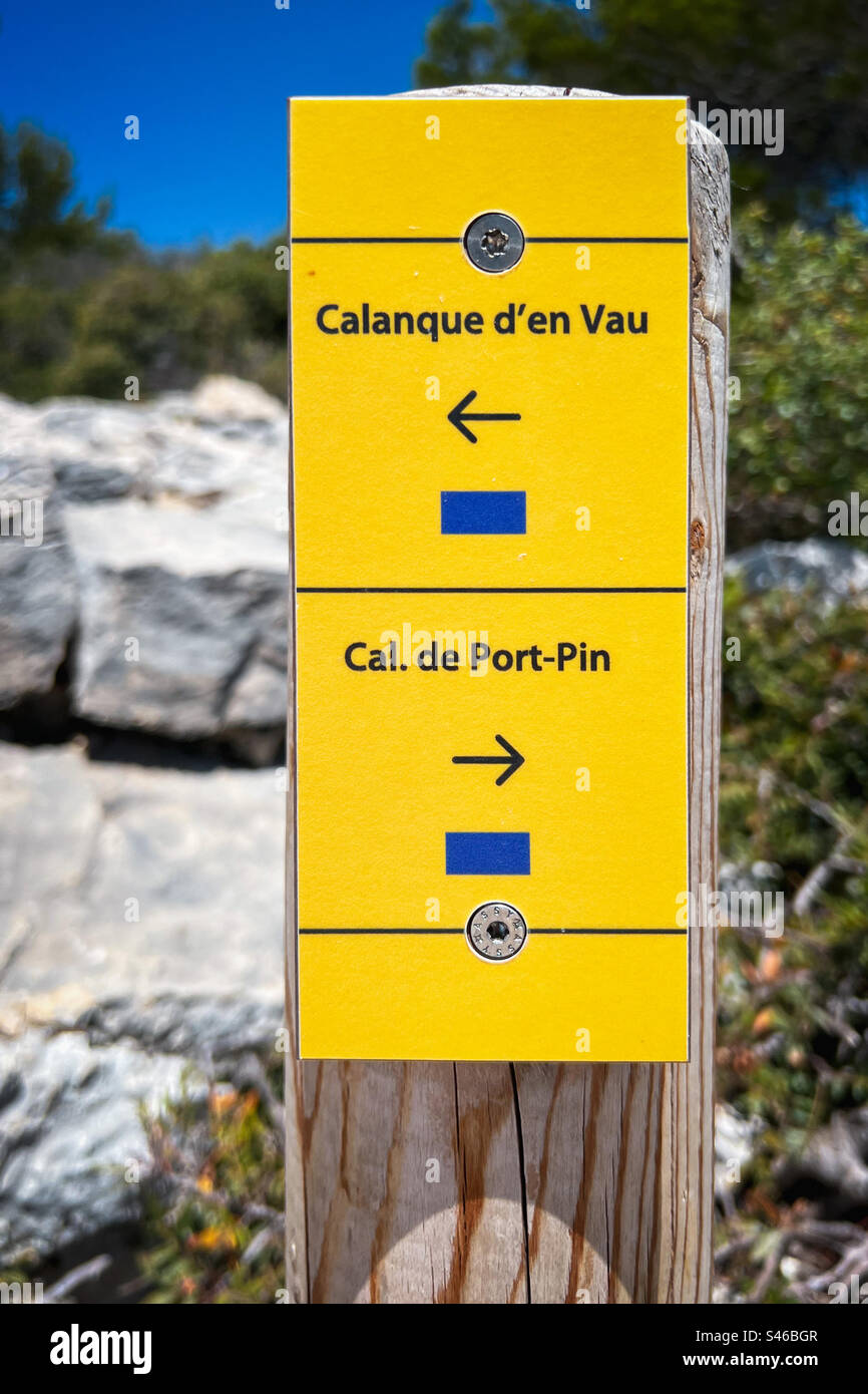 Cartello escursionistico Yellow Calanques Foto Stock