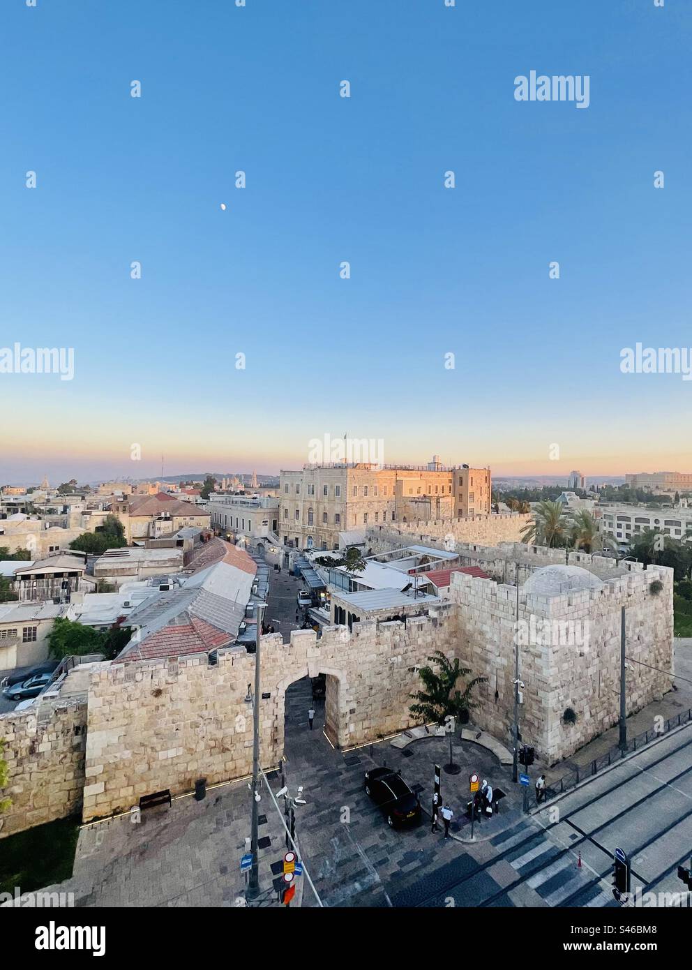 Una vista della porta nuova e del quartiere cristiano nella città vecchia di Gerusalemme, Israele. Foto Stock
