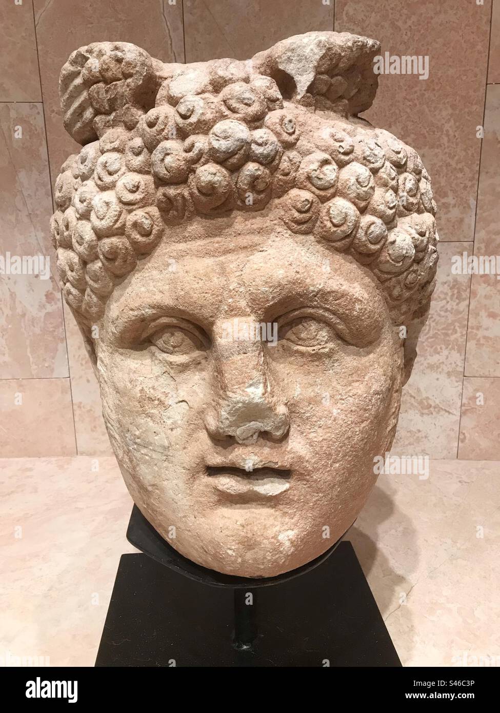 Petra Jordan un'antica testa scolpita in pietra di Hermes scolpita dai Nabatei in mostra al Museo Petra - verso la fine del i secolo d.C. Foto Stock