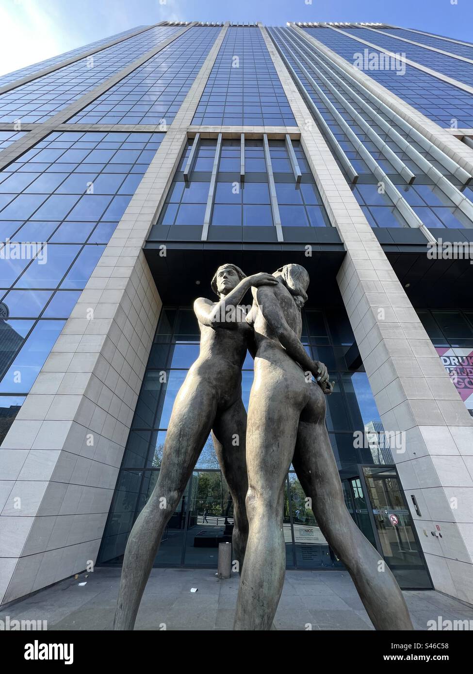 Brussels tour des finances statue de couple s’embrassant Foto Stock