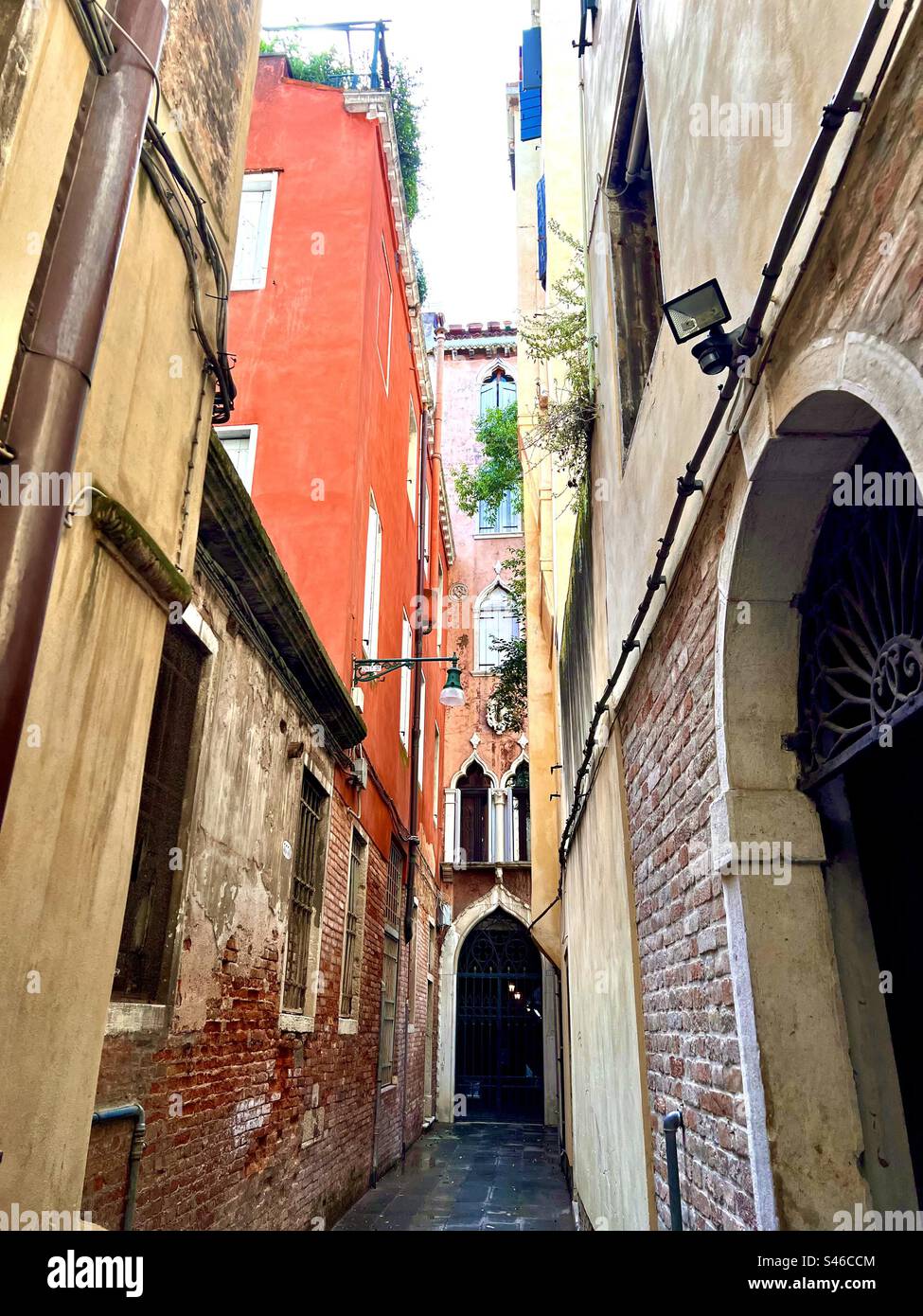 Affacciato su un vicolo vicino a campo Santi Apostolico, Cannaregio, Venezia Foto Stock