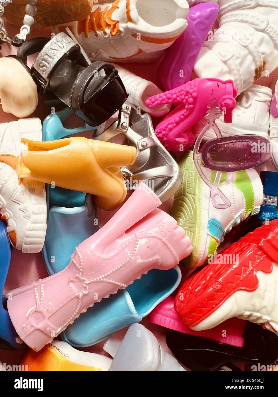 Assortimento di scarpe e stivali per bambola Barbie - Immagine stock catturata con smartphone