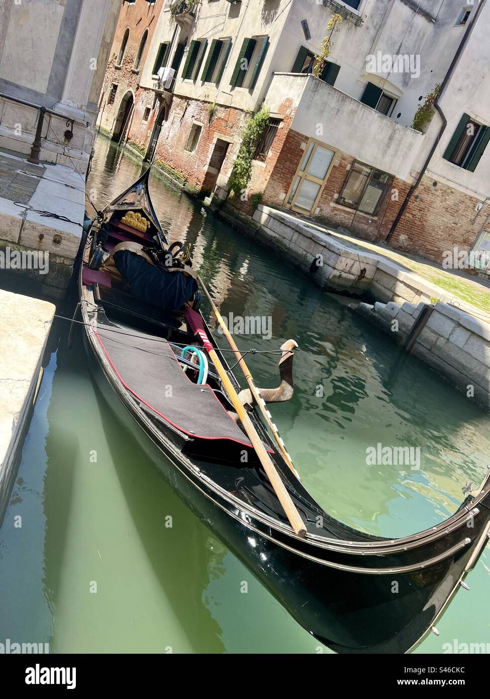 Gondola in attesa di passeggeri vicino a campo Santa Maria Nova, Cannaregio, Venezia Foto Stock