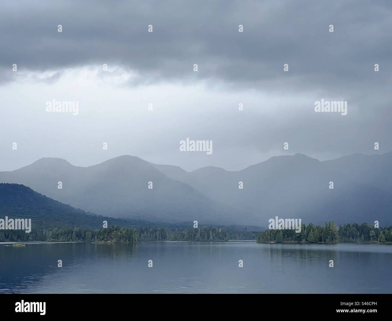 Una vista tranquilla e nebbiosa del lago Elk nelle Adirondack Mountains, New York, Stati Uniti. - Immagine stock catturata con smartphone
