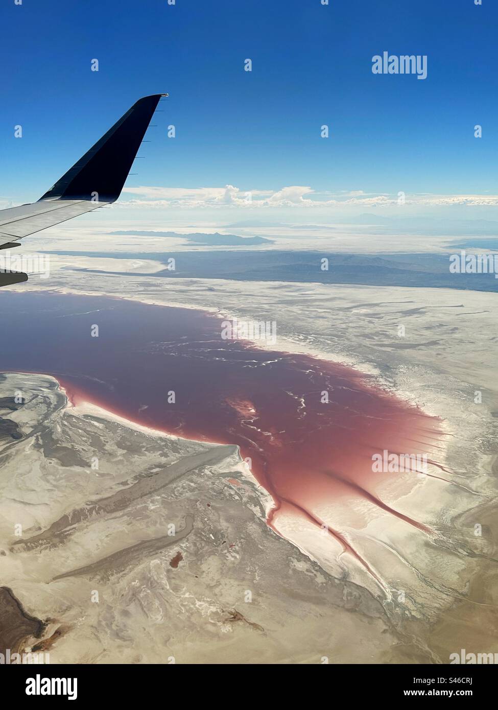 Il grande lago salato di Salt Lake City, Utah, visto da un aereo che vola in un giorno d'estate. Foto Stock