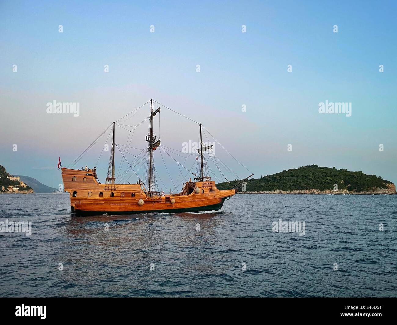 Galeone in stile antico pirata (stile Game of Thrones), chiamato Tirena, appena fuori dal centro storico di Dubrovnik, Croazia. - Immagine stock catturata con smartphone