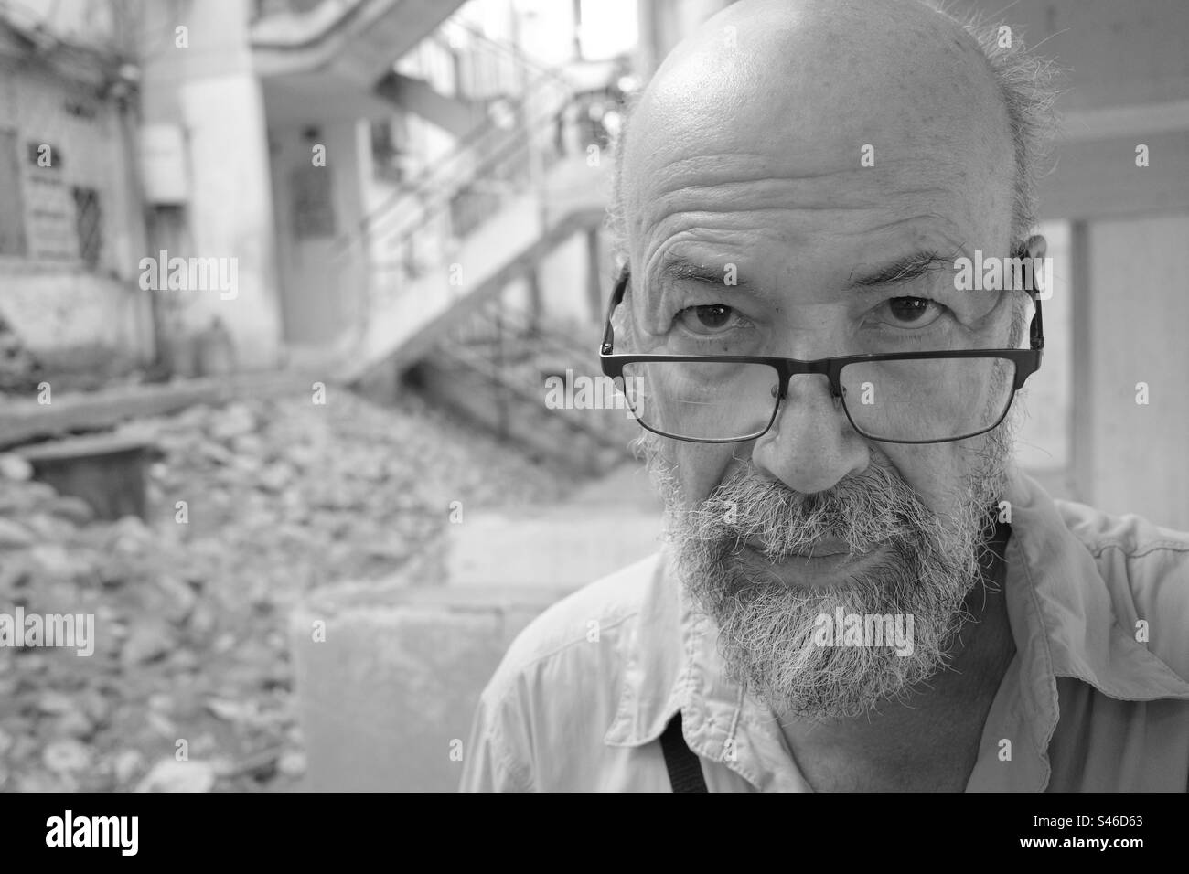 Ritratto monocromatico di uomo anziano in città Foto Stock