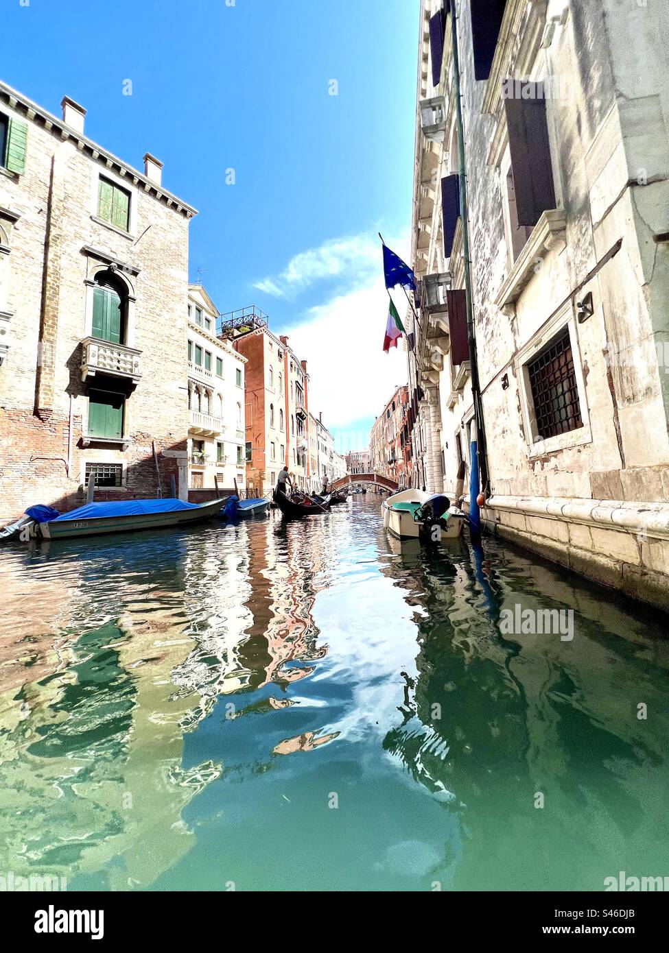 Edifici che circondano il canale Rio de San Severo con il ponte Novo sullo sfondo - Immagine stock catturata con smartphone
