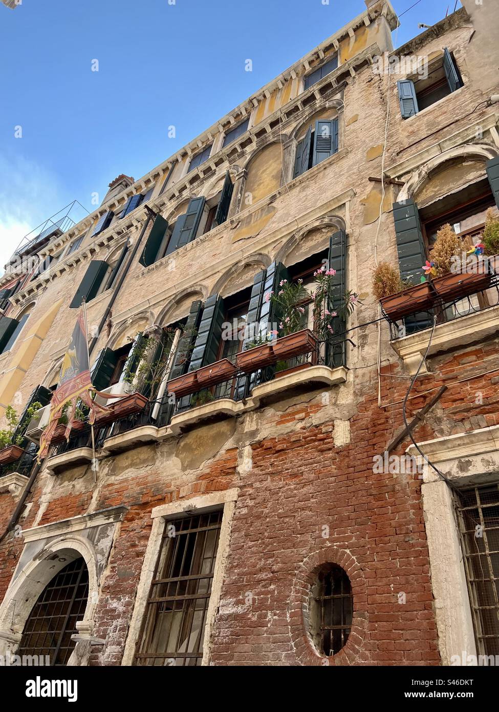 Bellissimo edificio esterno con balconi su Rio di Pestrin, quartiere Castello, Venezia - Immagine stock catturata con smartphone