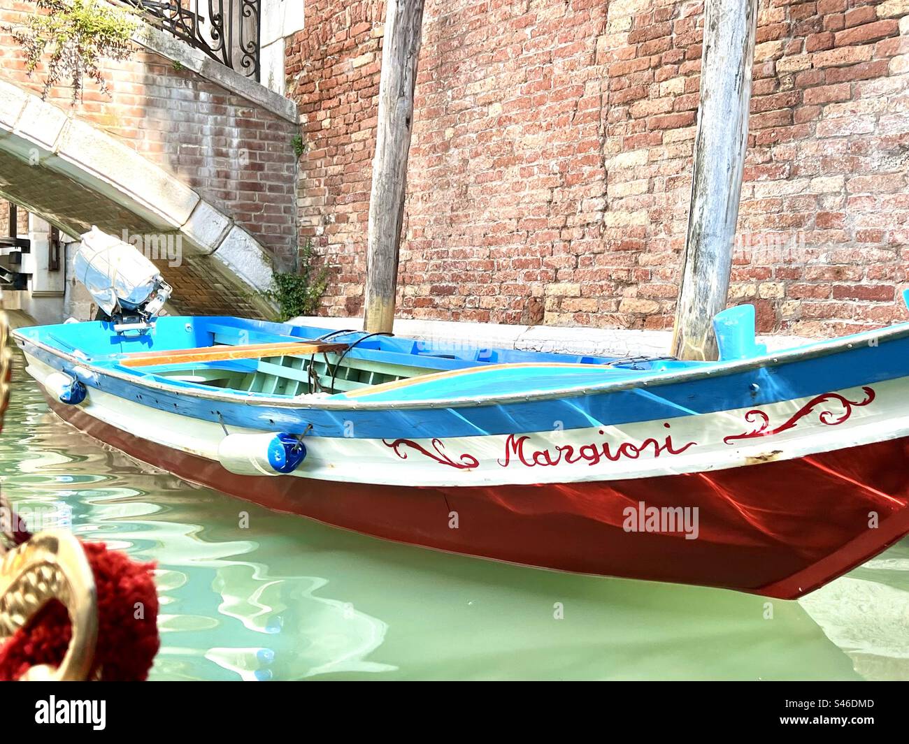 Barca colorata ormeggiata vicino al Ponte Querini nel canale Rio di Santa Maria Formoso, quartiere Castello, Venezia - Immagine stock catturata con smartphone