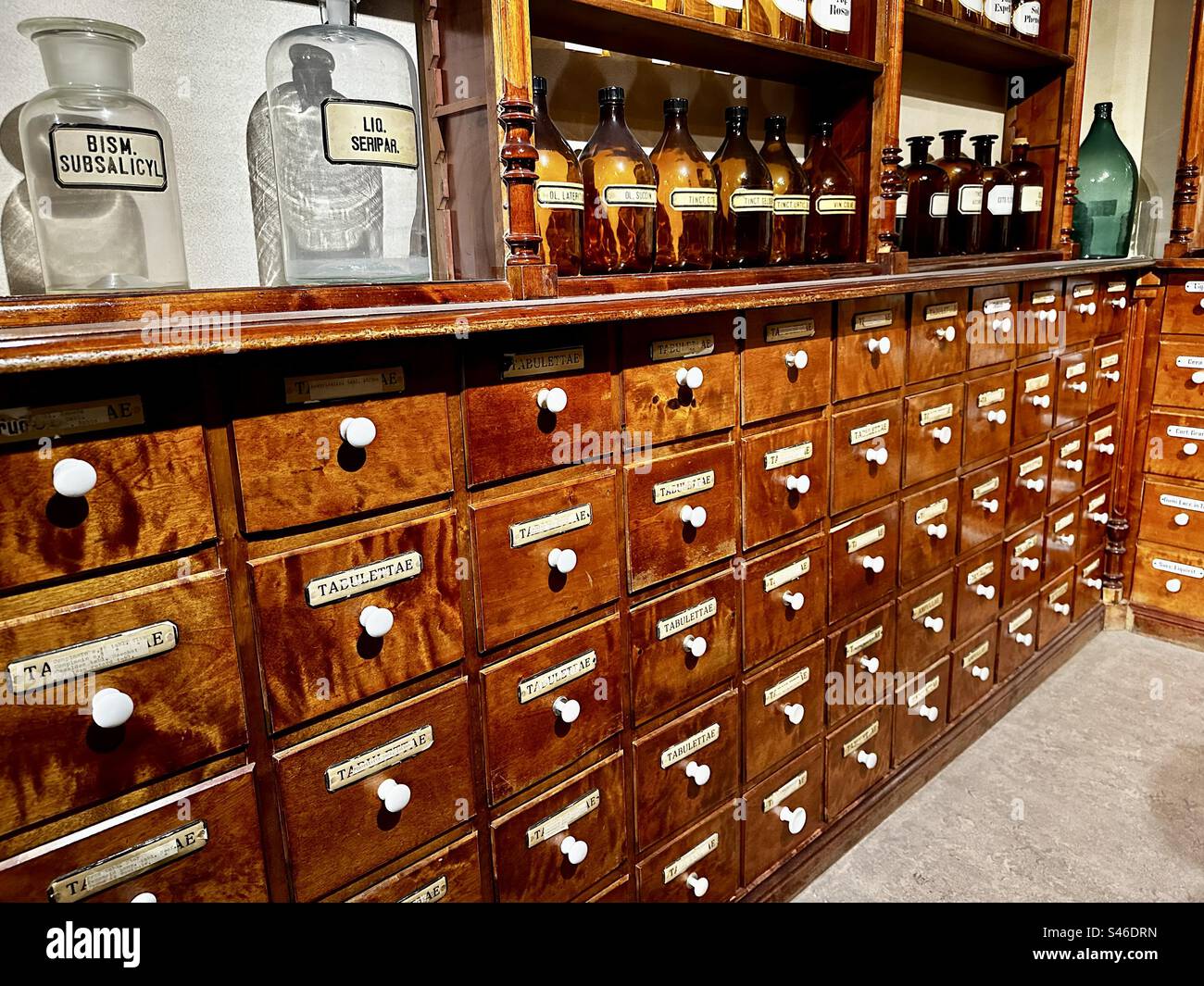 Interno vecchia farmacia Foto Stock