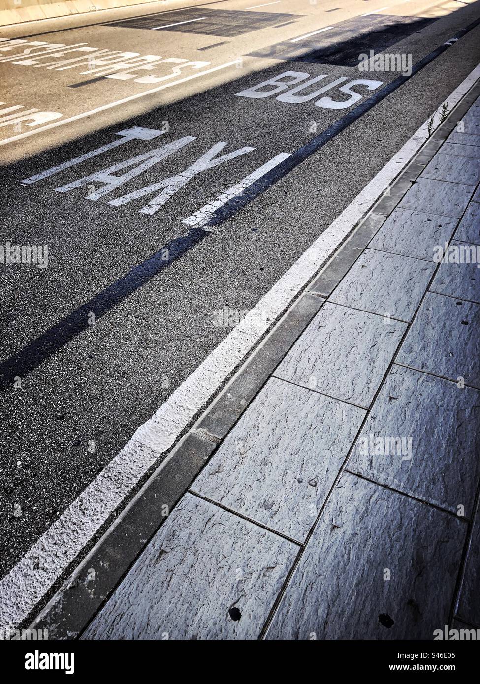 Autobus e taxi su una strada per l'aeroporto, Alicante, Spagna Foto Stock