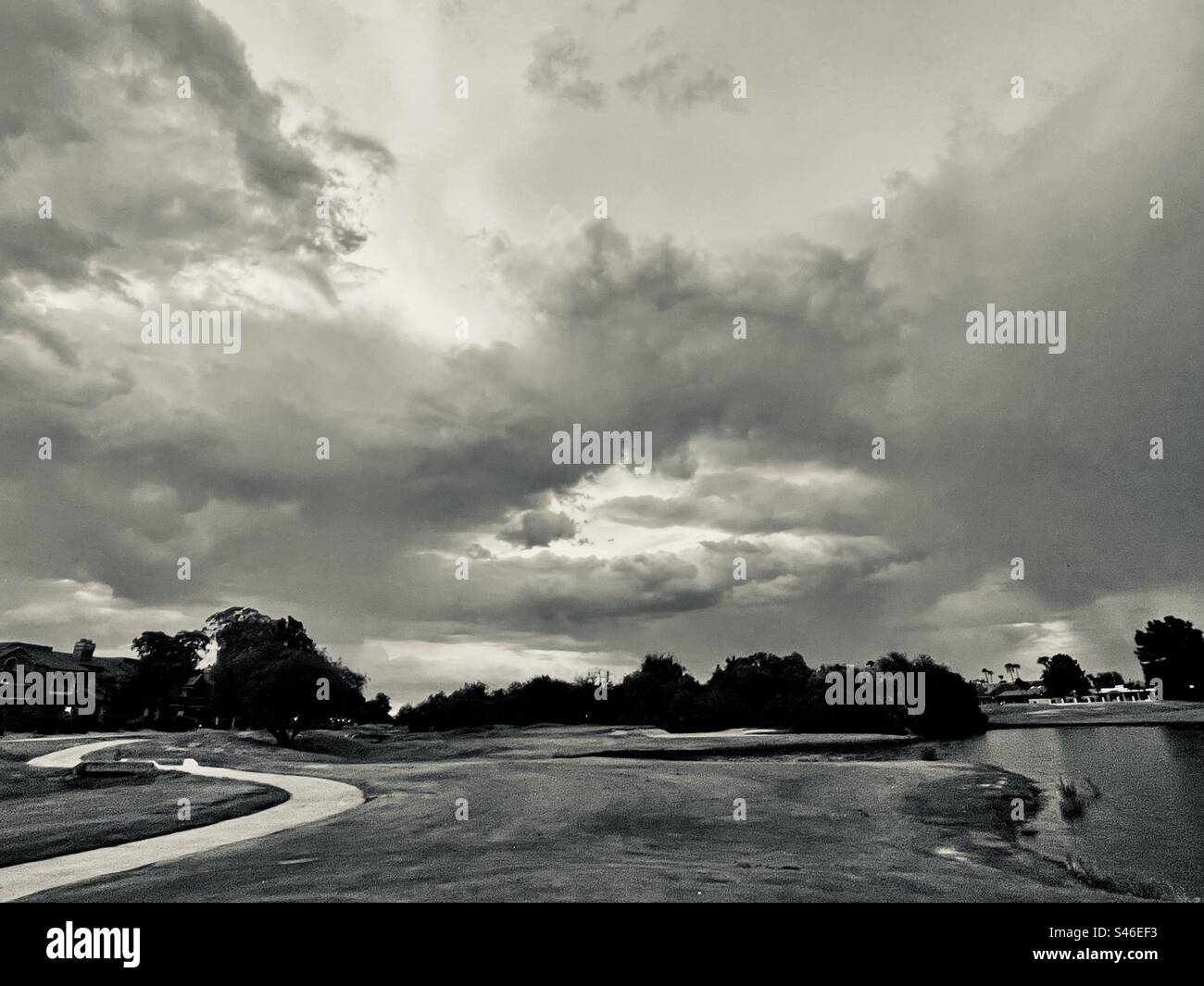 Bianco e nero, occhio delle nuvole di monsoni, fairway del campo da golf, sentiero per carretto tortuoso, bordo di laghetti curvi, Phoenix, Scottsdale, Arizona Foto Stock