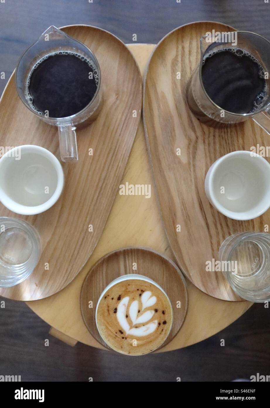 Vista dall'alto di tre porzioni di caffè, filtro e cappuccino Foto Stock