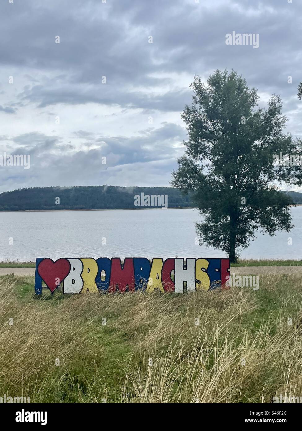 L'insegna i Love Brombachsee si trova sul lato sud del lago. Il lago Brombachsee e la diga sono uno dei progetti più interessanti della Germania in termini di risorse idriche pulite e sport. Foto Stock