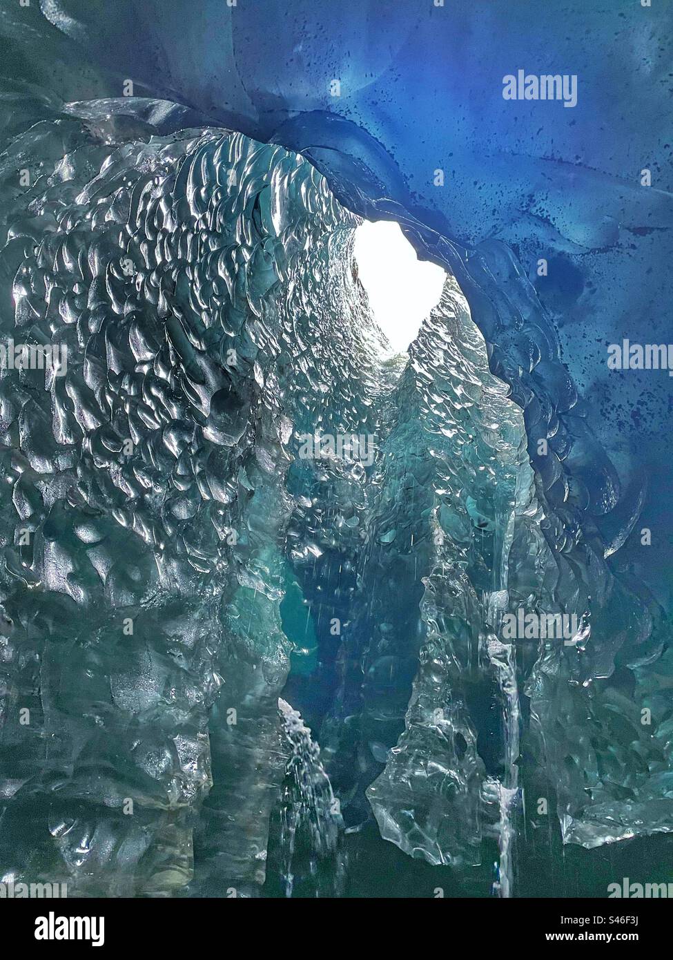 All'interno di una grotta di ghiaccio a forma di cuore, Vatnajökull il più grande ghiacciaio d'Europa, l'Islanda Foto Stock