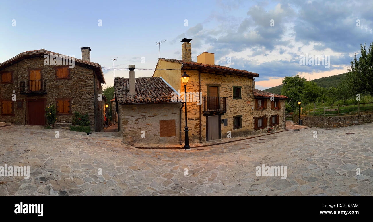 Vista notturna sulla strada. La Hiruela, provincia di Madrid, Spagna. Foto Stock