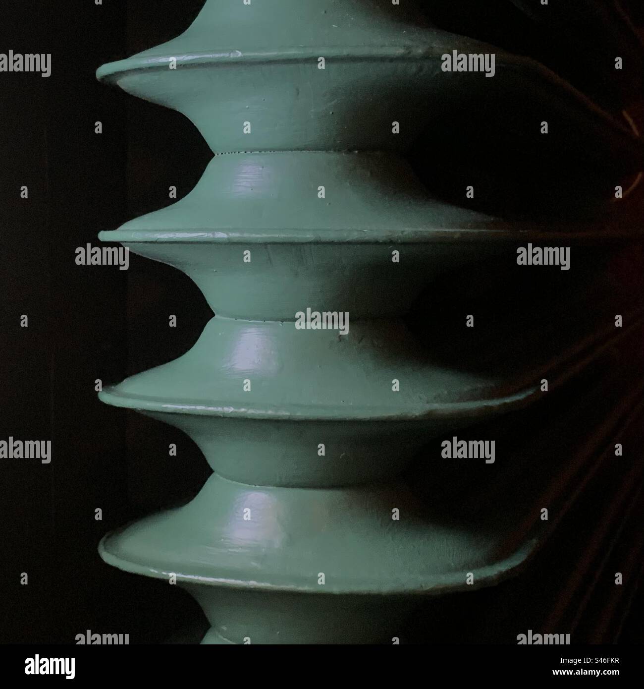 Forme astratte di tutti i giorni che assomigliano a una colonna vertebrale - struttura grafica in metallo del radiatore Foto Stock