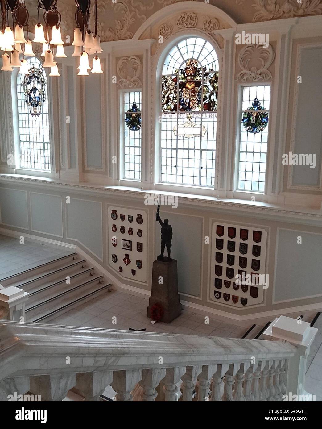 La Grand Staircase nel Municipio di Belfast, Irlanda del Nord. Progettato da Sir Alfred Thomas in stile 'Baroque Revival', e aperto nel 1906, l'interno è decorato con bellissimi intonaci. Foto Stock