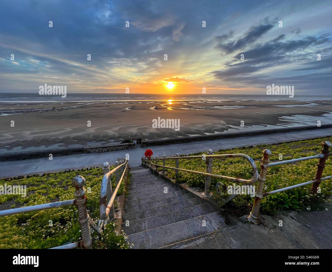 Tramonto sulla spiaggia dalla passeggiata centrale sulla passeggiata nord di Blackpool - Immagine stock catturata con smartphone