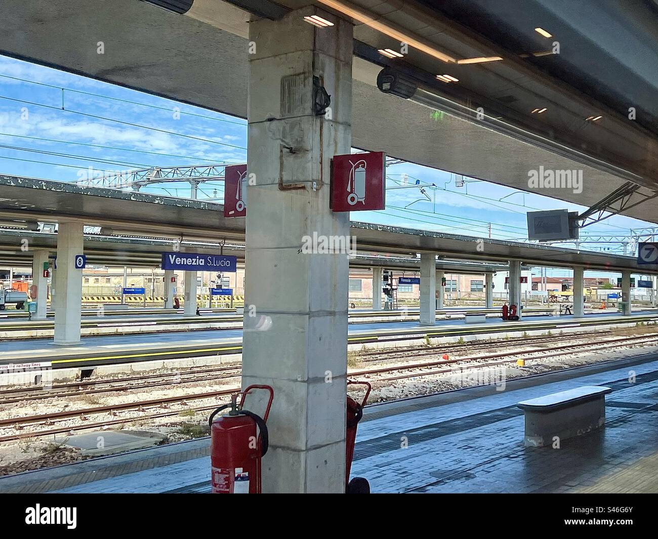 Banchine ferroviarie presso la stazione di Venezia Santa Lucia a Venezia Foto Stock