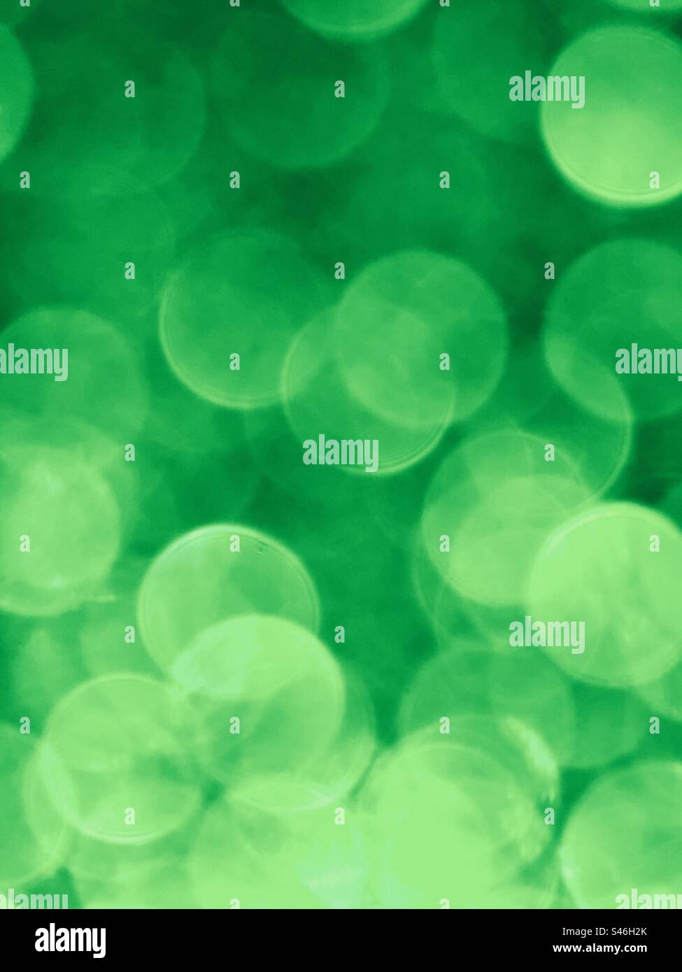 Cornice verticale di bokeh verde scintillante - Immagine stock catturata con smartphone