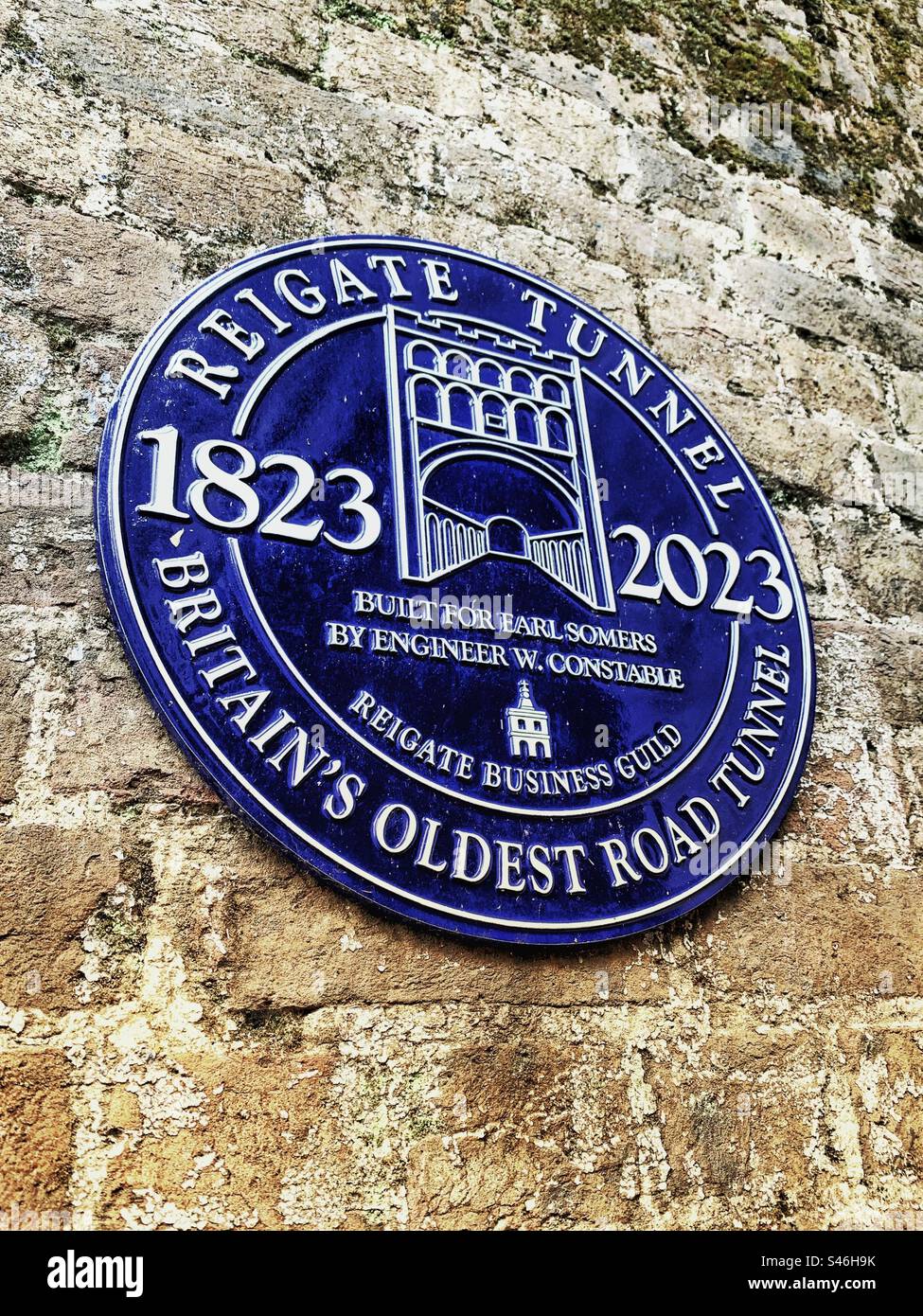 Una targa commemorativa blu che celebra i 100 anni di Reigate Tunnel, il tunnel stradale più antico della Gran Bretagna a Reigate Surrey, Inghilterra, Regno Unito Foto Stock