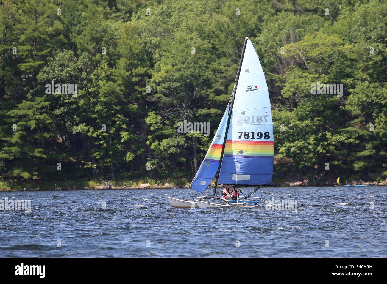 Catamarano, barca a vela, navigazione nella baia profonda, Ontario Canada - Immagine stock catturata con smartphone