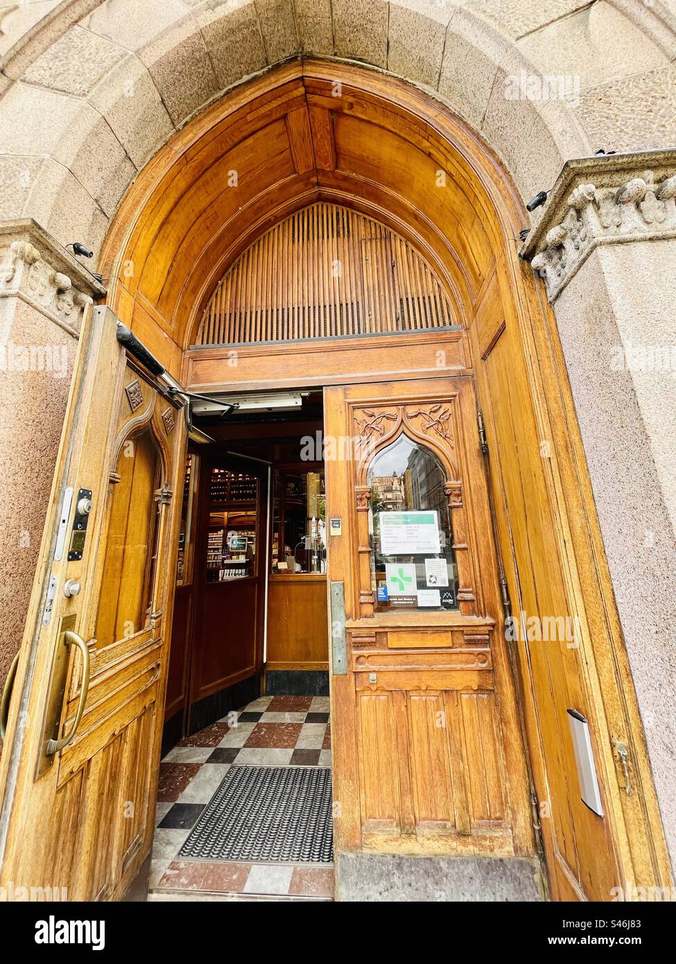 La porta della vecchia farmacia Apoteket Lejonet a Malmö, Svezia. - Immagine stock catturata con smartphone