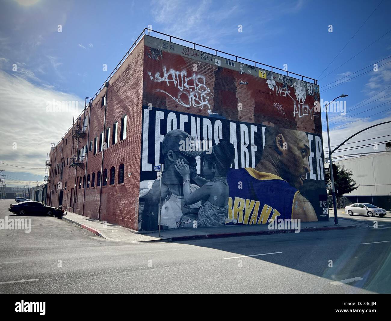 LOS ANGELES, CA, GENNAIO 2023: Murale dell'atleta di basket di LA Lakers, Kobe Bryant, dipinto su un muro di un edificio, Arts District, Downtown - Immagine stock catturata con smartphone