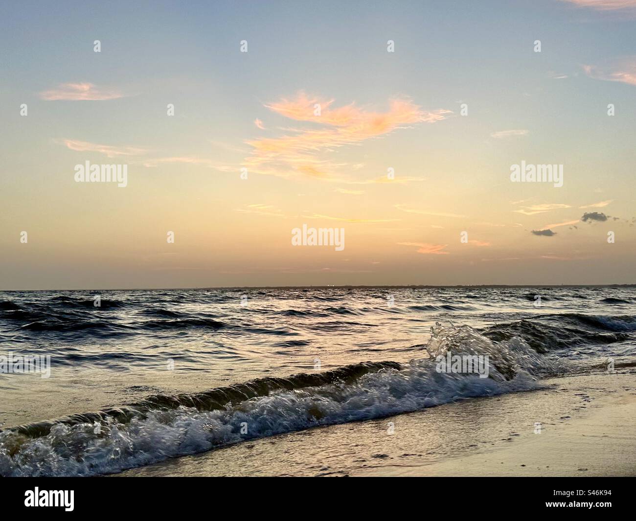 Stasera il tramonto è stato rilassante e calmante per l'anima. I colori tenui del cielo e i suoni ipnotici delle onde sono mozzafiato Foto Stock