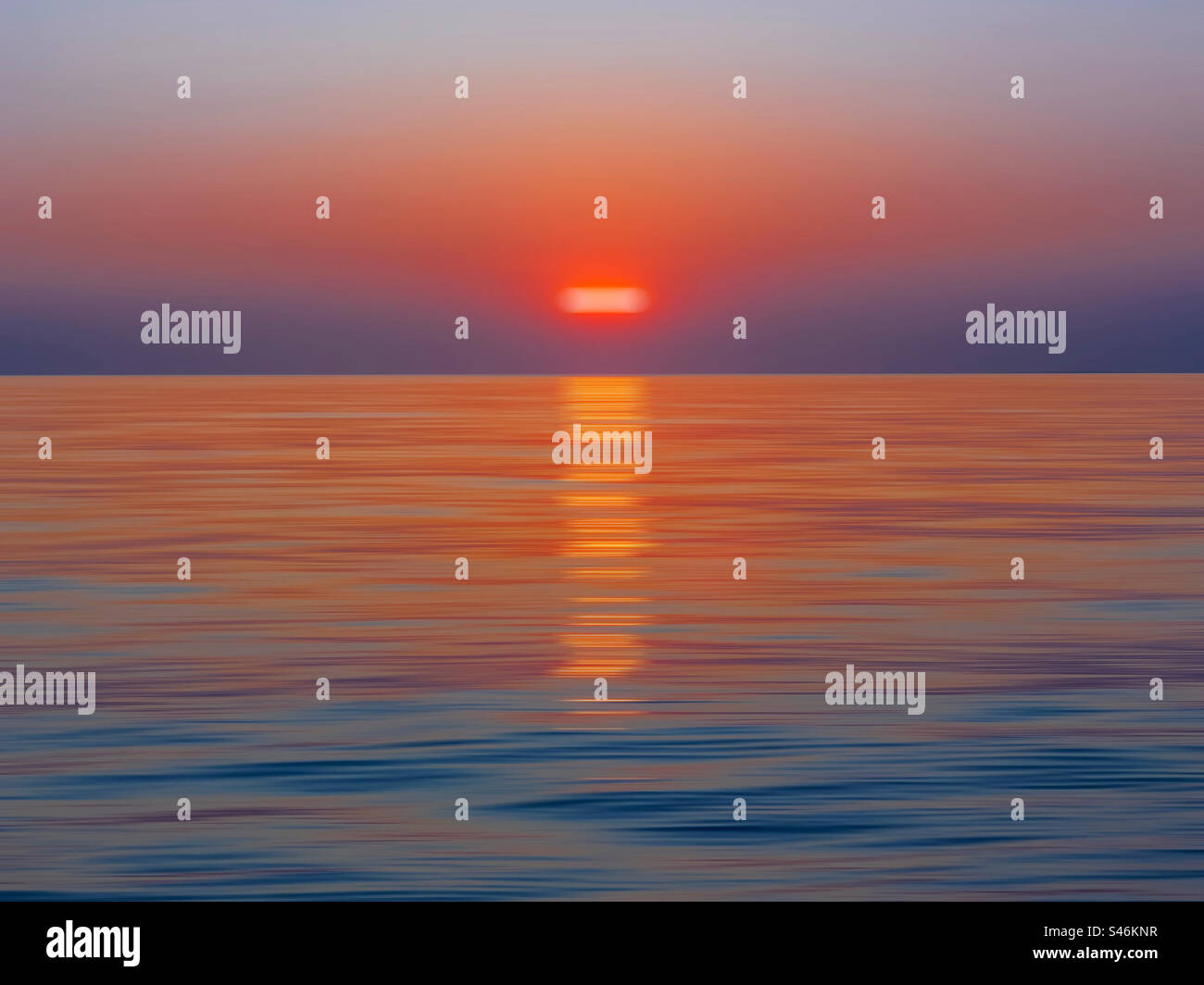 Il sole tramonta sull'Adriatico. Foto Stock