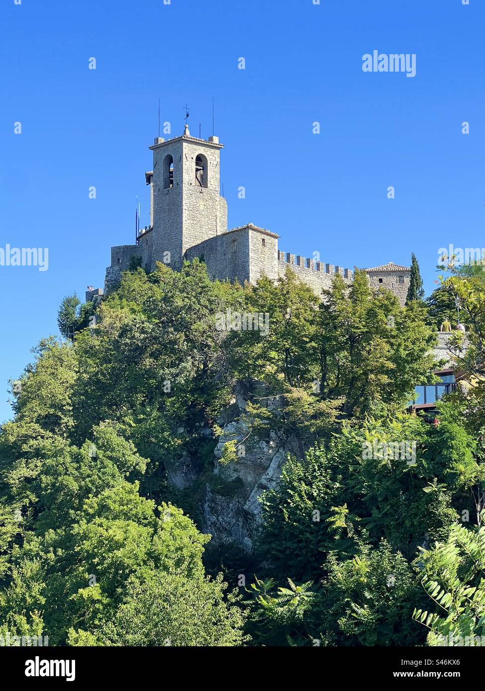 La torre Guaita è un'antica fortezza che sorge su una delle cime del Monte Titono a San Marino, qui si gode di una vista dal . Vista qui dal giardino Orti Borghesi sottostante. - Immagine stock catturata con smartphone