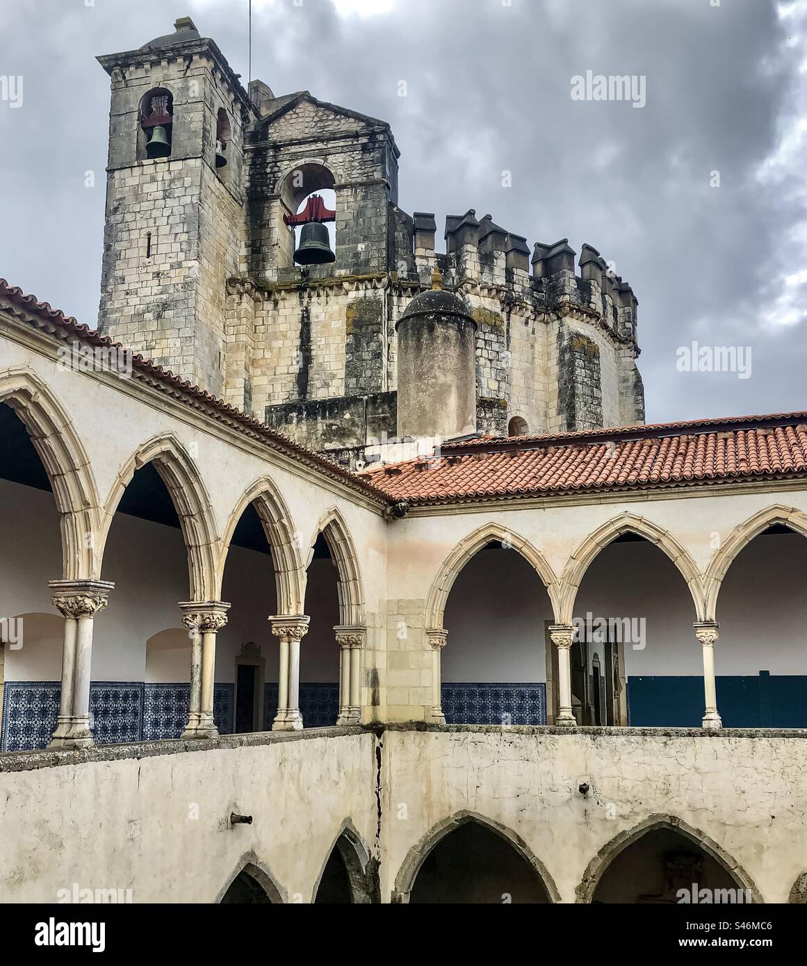 Campanile e archi al Convento de Cristo di Tomar, Portogallo. Foto Stock