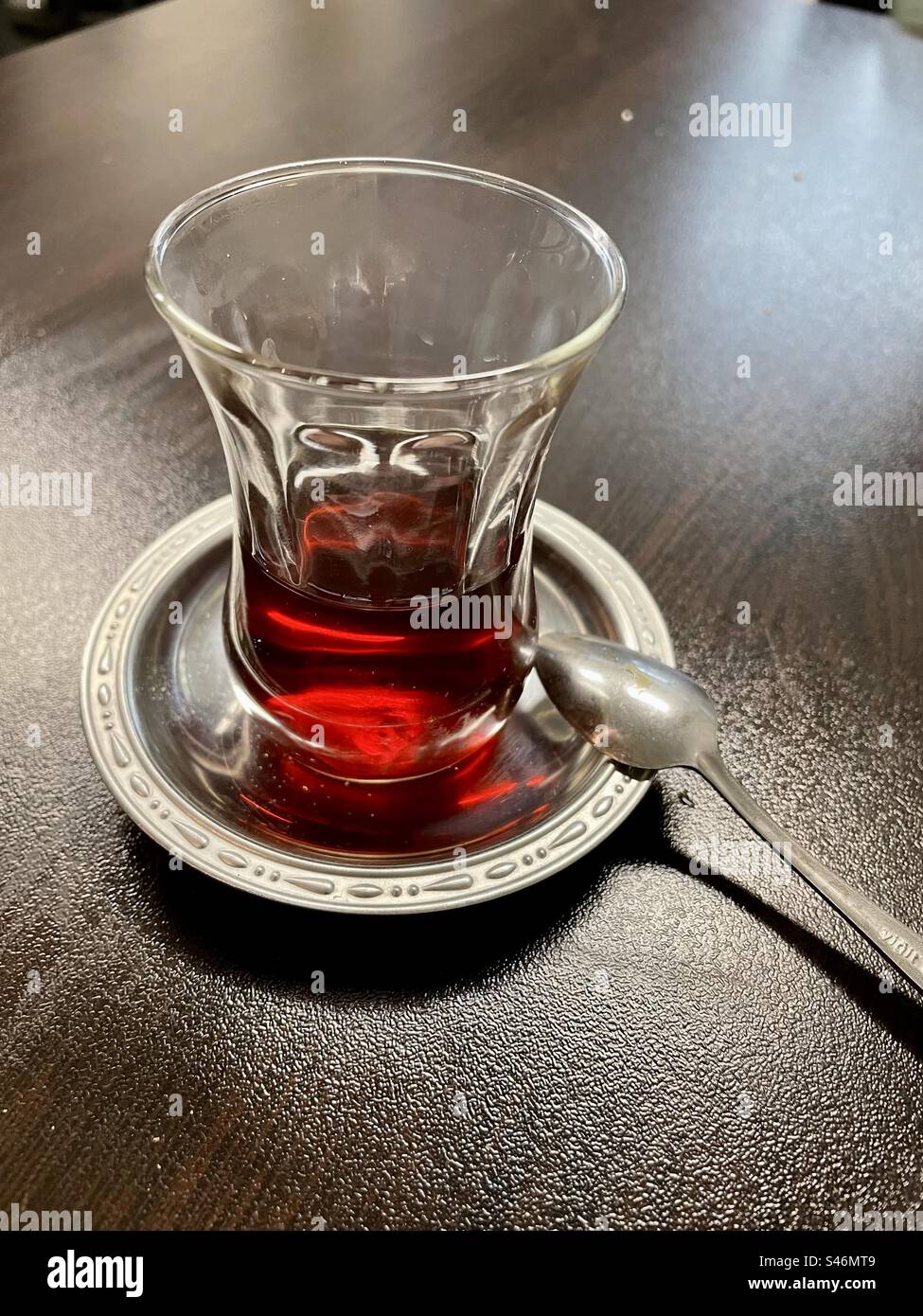 Il bicchiere "ince belli" mezzo ripieno mostra la ricca tonalità del tè nero, invitando un viaggio sensoriale ad ogni sorso. Foto Stock
