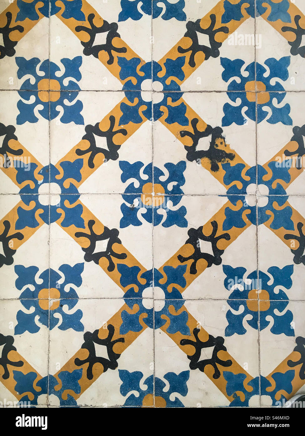 Piastrelle marocchine colorate caratterizzate prevalentemente da giallo e blu. Foto Stock