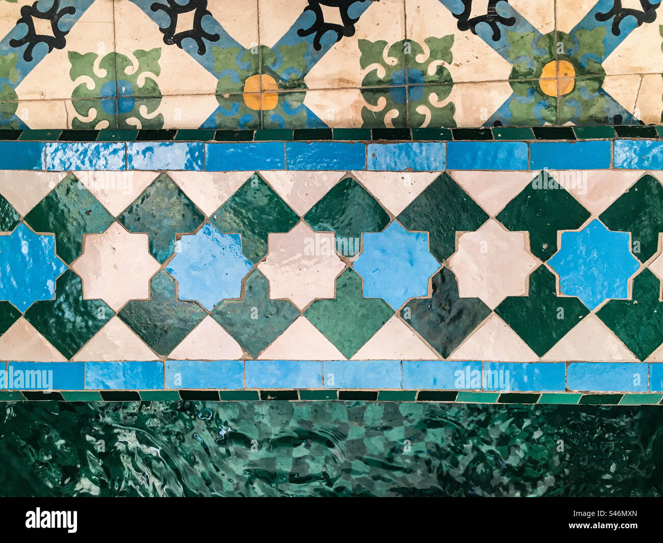 Primo piano di una parete marocchina con piastrelle colorate a motivi geometrici, tra cui ottagrammi. Foto Stock