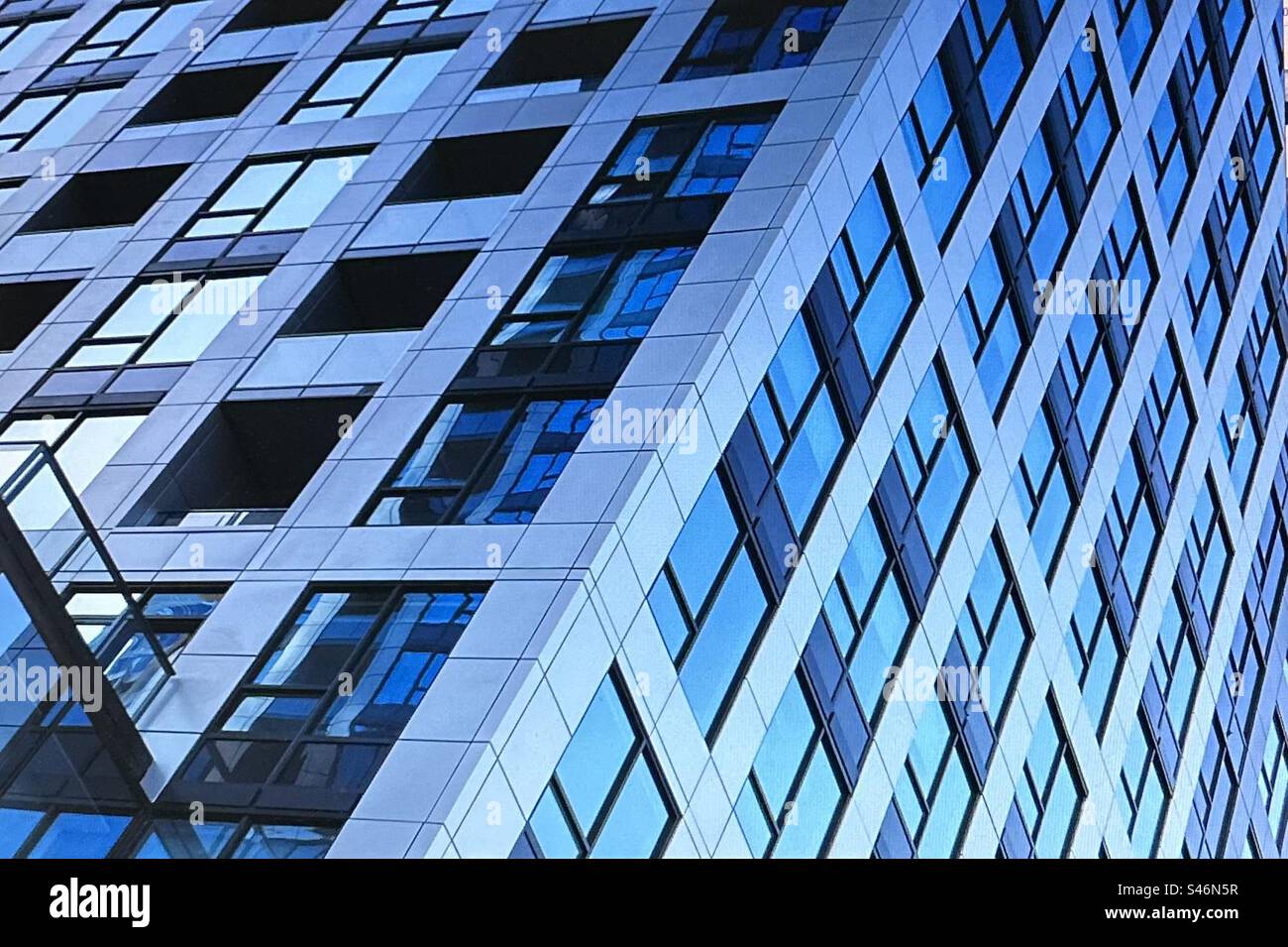 Alto edificio per uffici, Calgary, Alberta, Canada, blu, vetro, uffici, centro benessere, commerciale, aziendale - Immagine stock catturata con smartphone