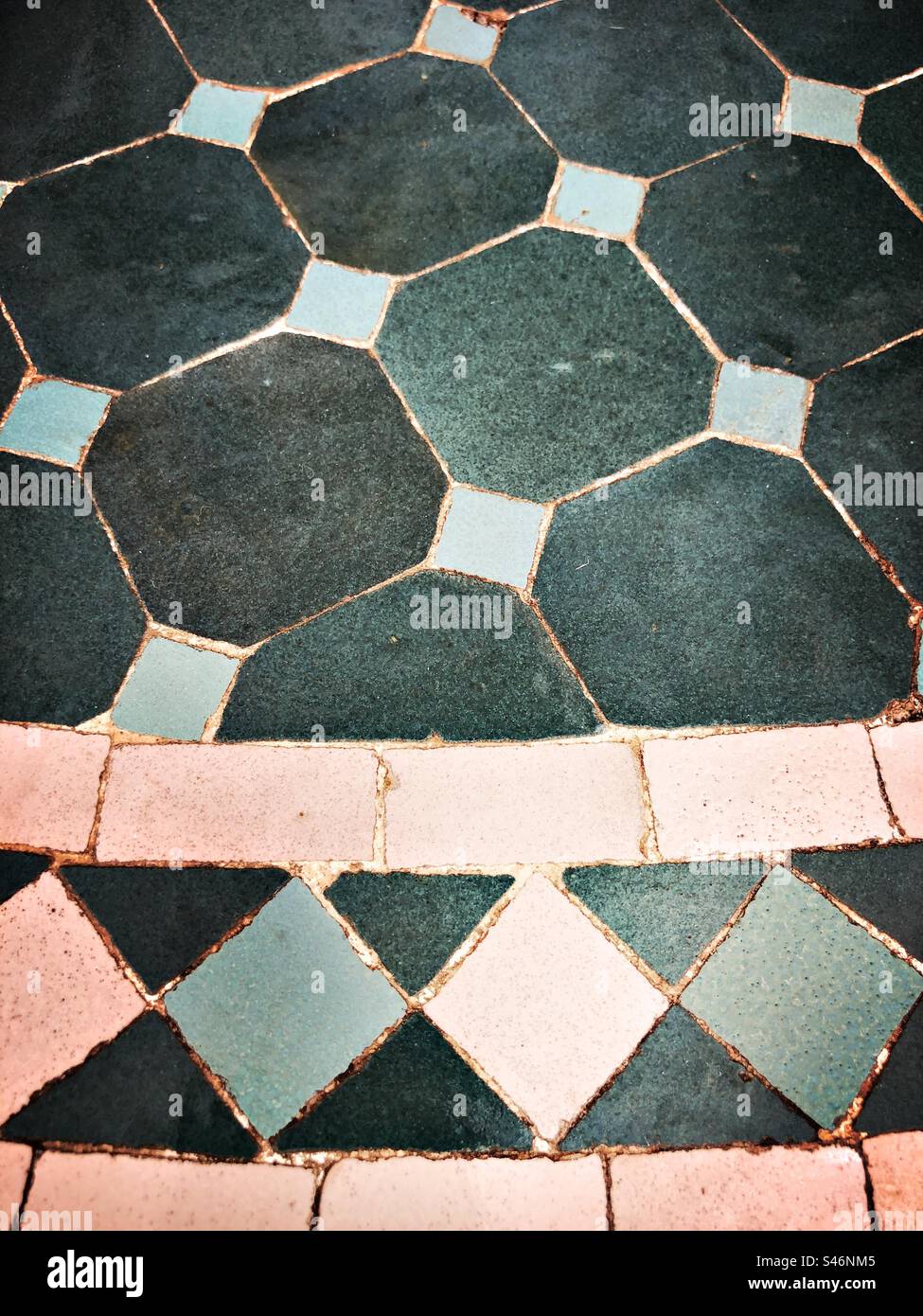 Motivi decorativi rustici su un tavolo da pranzo piastrellato in Spagna Foto Stock