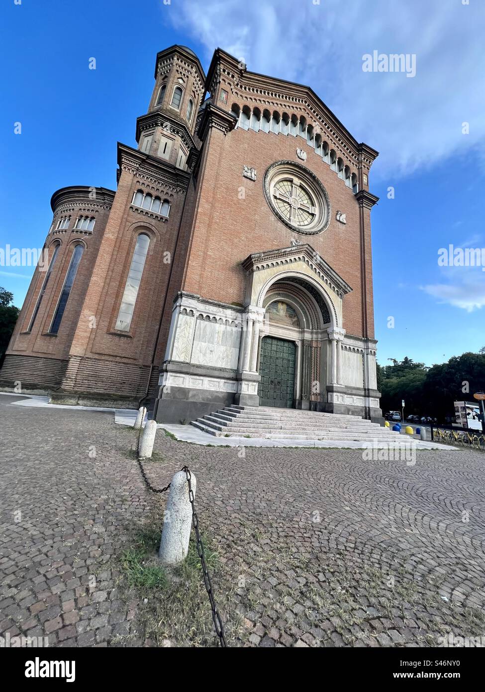 TEMPIO MONUMENTALE AI CADUTI DI GUERRA, MODENA, ITALIA - Immagine stock catturata con smartphone