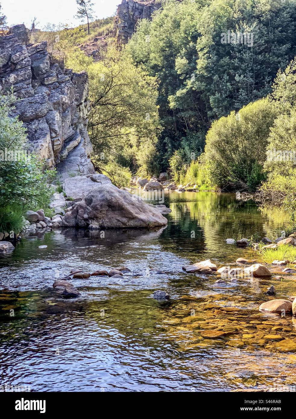 Spiaggia del fiume Penedo Furado, Vila de Rei, Portogallo - Immagine stock catturata con smartphone