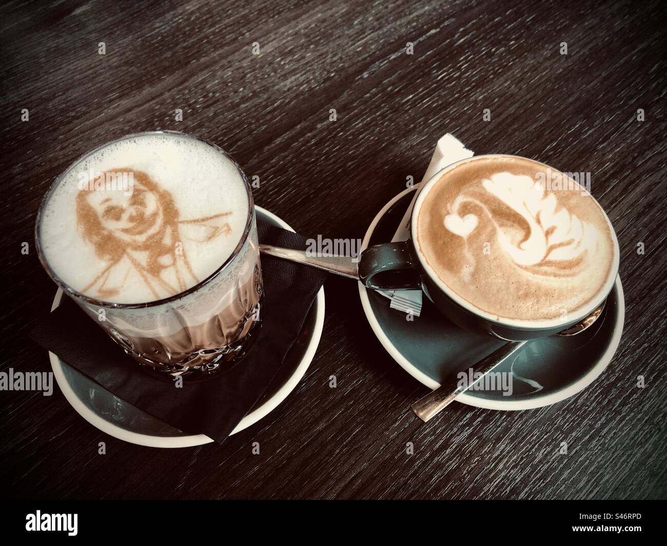 Due caffè con arte sulla schiuma Foto Stock