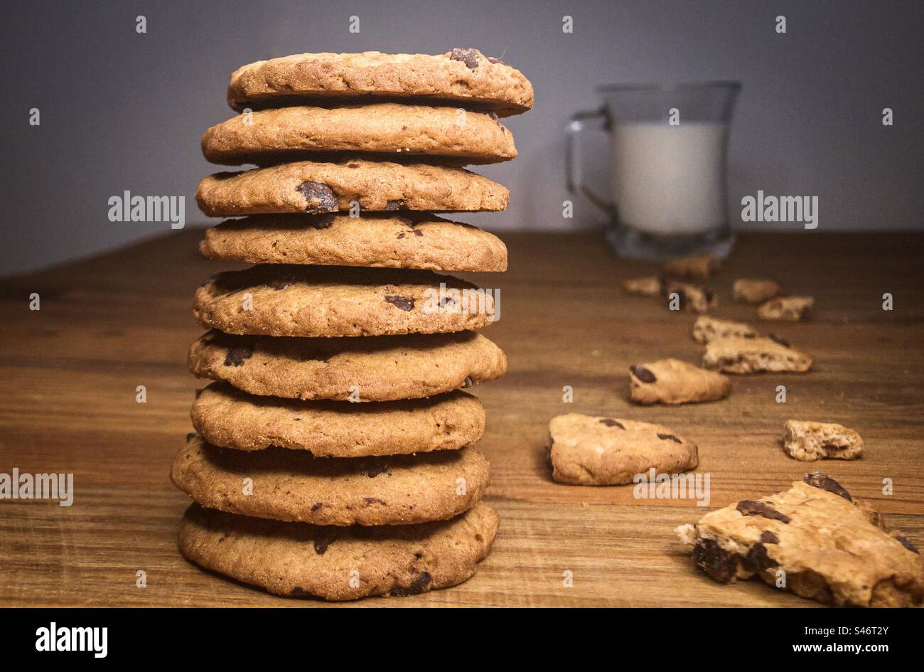 Pila di biscotti e latte Foto Stock