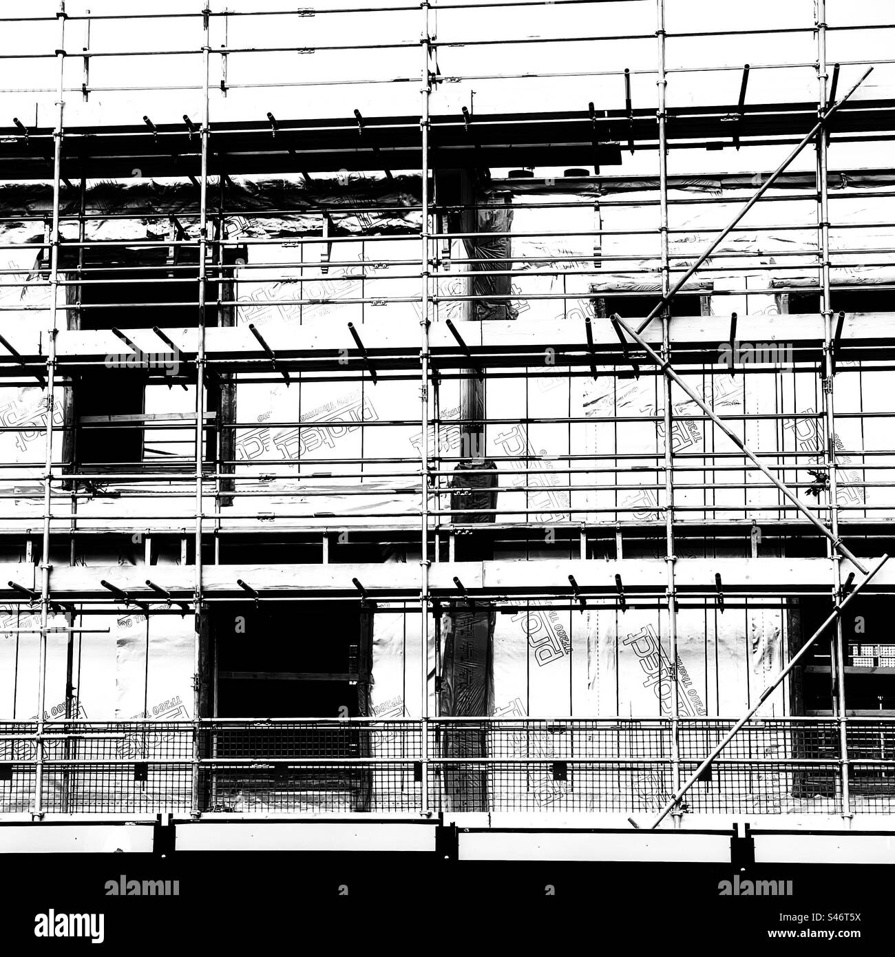 Impalcature di nuova costruzione in bianco e nero ad alto contrasto Foto Stock