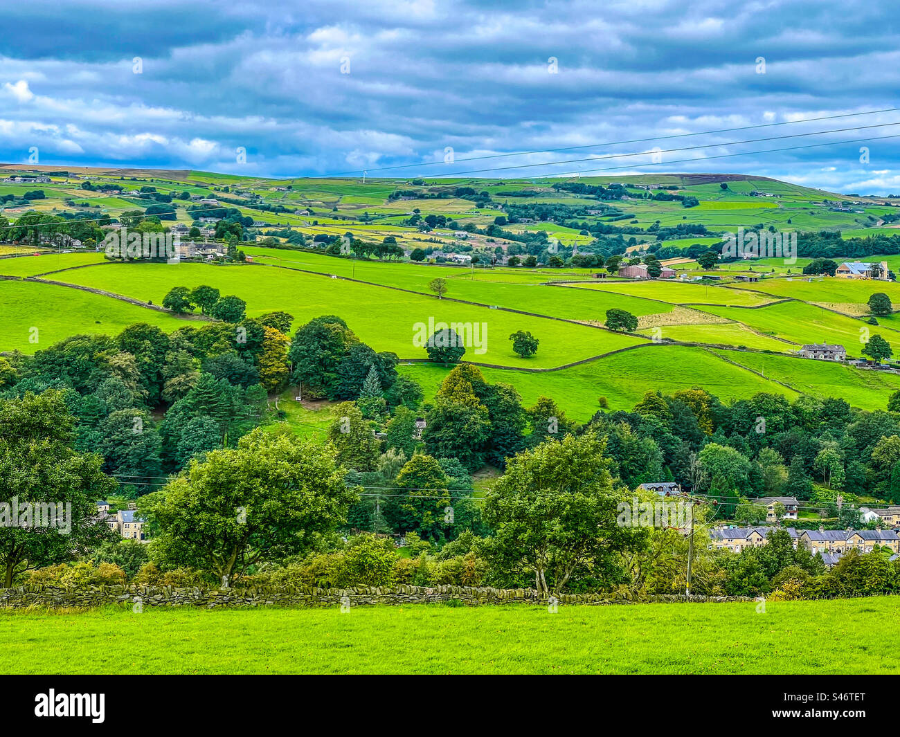 Idilliaca e pittoresca vista del paesaggio rurale del villaggio di Ripponden, Pennines, West Yorkshire Foto Stock
