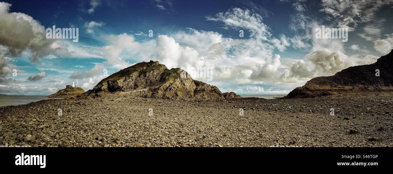 Immensa il promontorio e il faro con il cielo blu nuvoloso. - Immagine stock catturata con smartphone