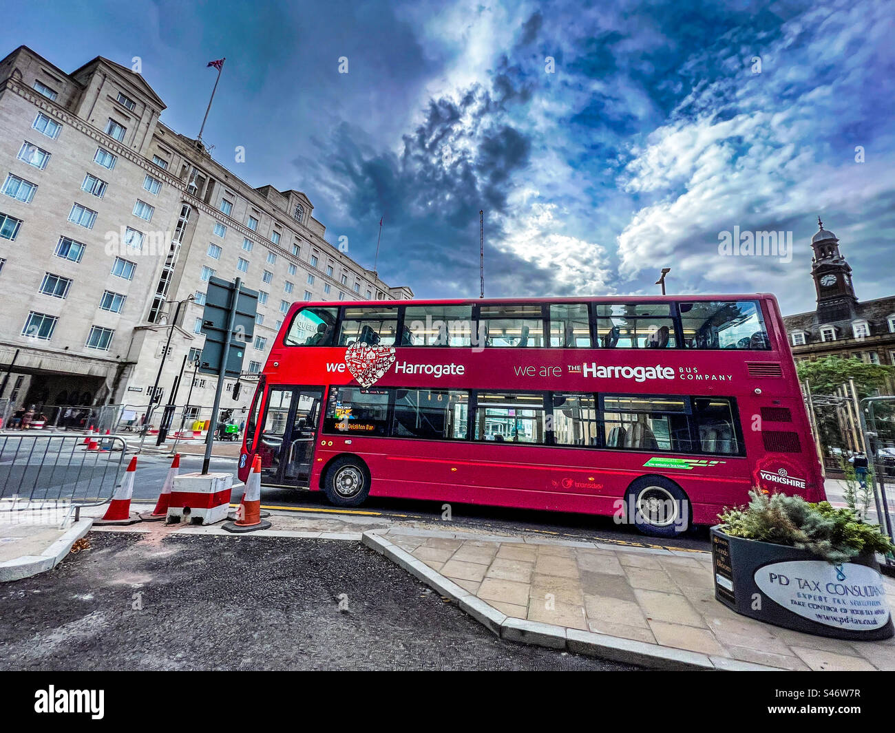 La compagnia di autobus X98 Harrogate nel centro di Leeds Foto Stock