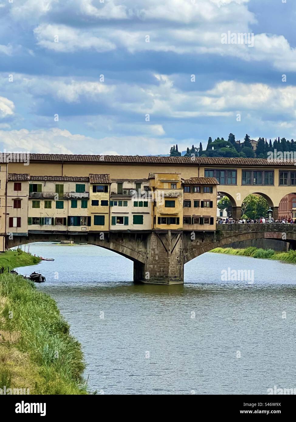 Ponte Vecchio, con edifici e negozi, è il ponte più antico che attraversa il fiume Arno a Firenze, Italia. Foto Stock